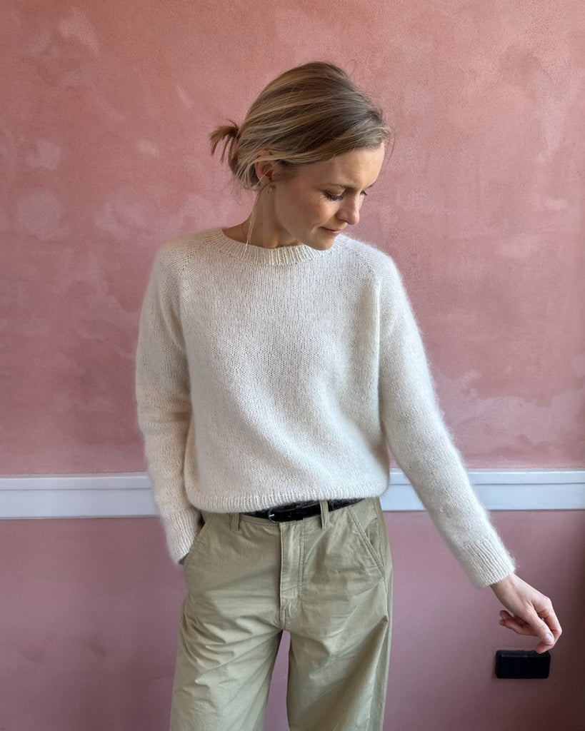 Kvinde iført hvid Ingen Dikkedarer Sweater