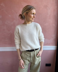 Kvinde iført hvid Ingen Dikkedarer Sweater