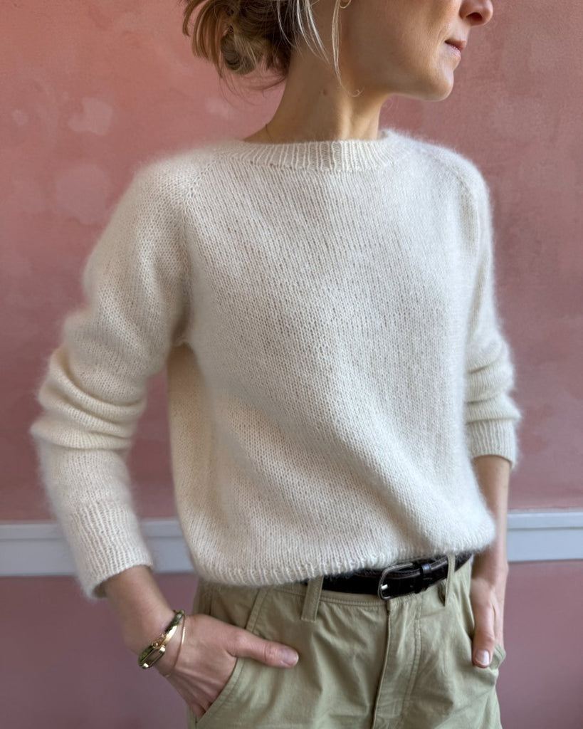 Kvinde iført hvid Ingen Dikkedarer Sweater