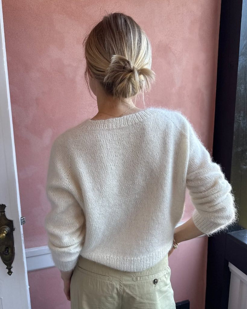 Kvinde iført hvid Ingen Dikkedarer Sweater  set bagfra