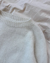Detaljer på hvid Ingen Dikkedarer Sweater
