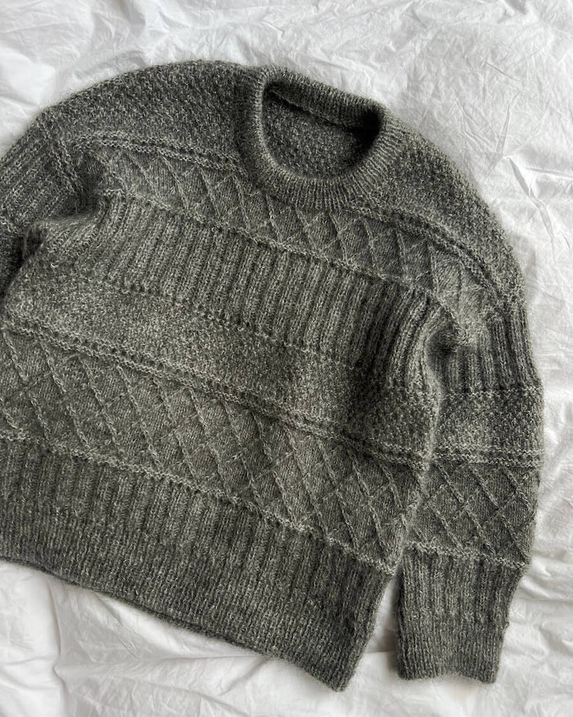 Liggende grå Ingrid Sweater
