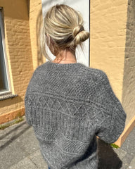 Kvinde iført grå Ingrid Sweater