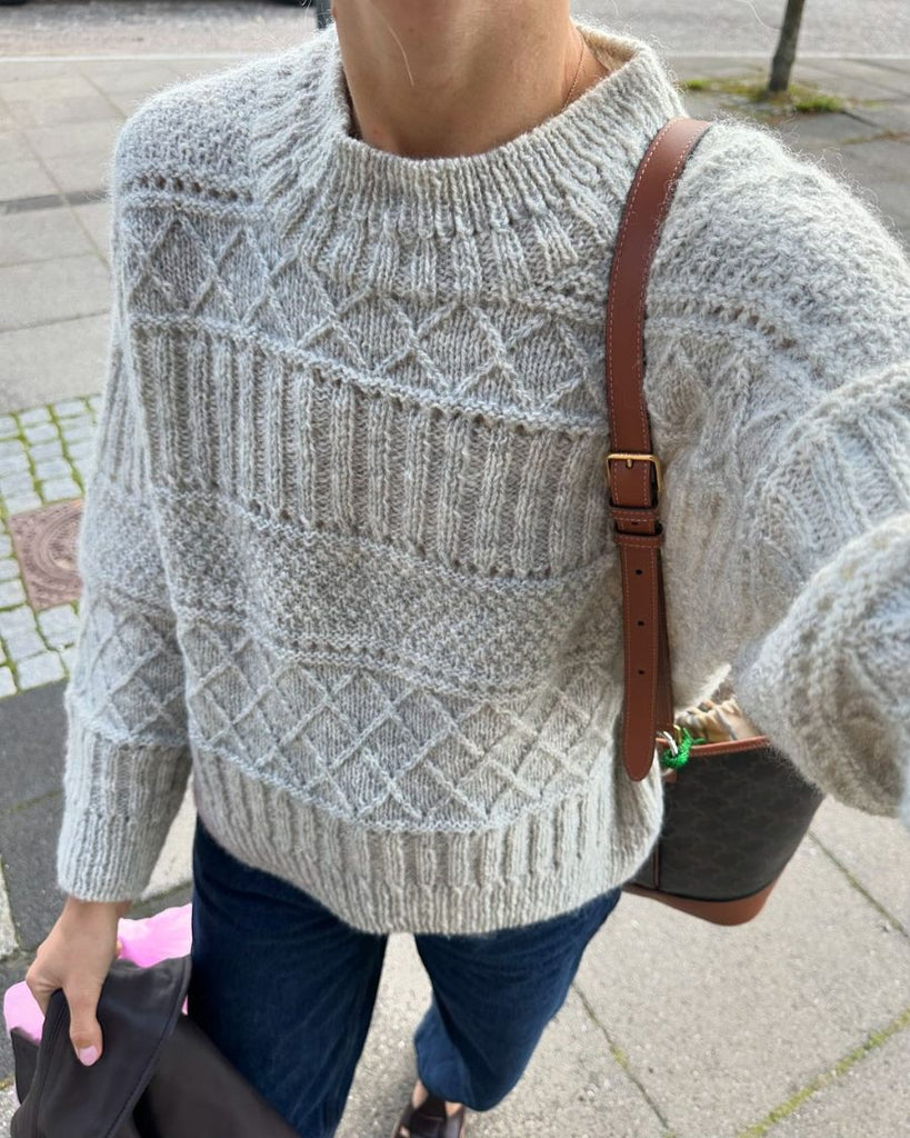 Kvinde iført lysegrå Ingrid Sweater 