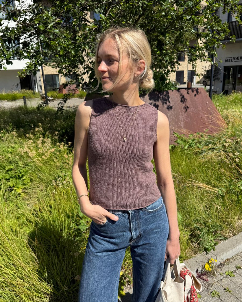 Kvinde iført brun Ivy Top 