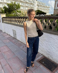 Kvinde iført beige Ivy Top