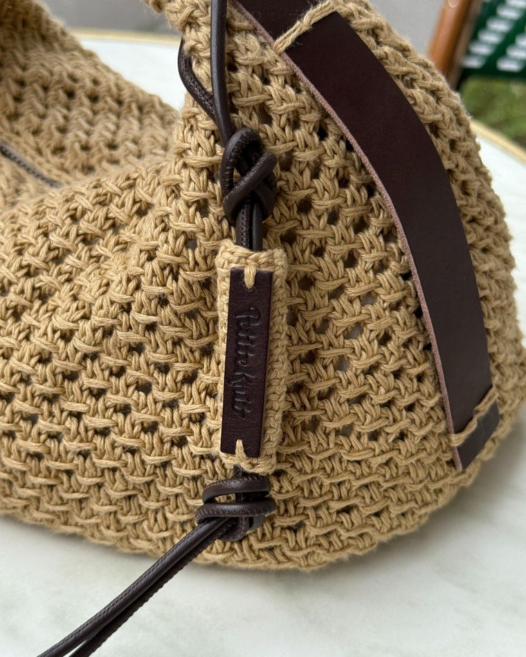 Kvinde med brun Juno Bag over armen