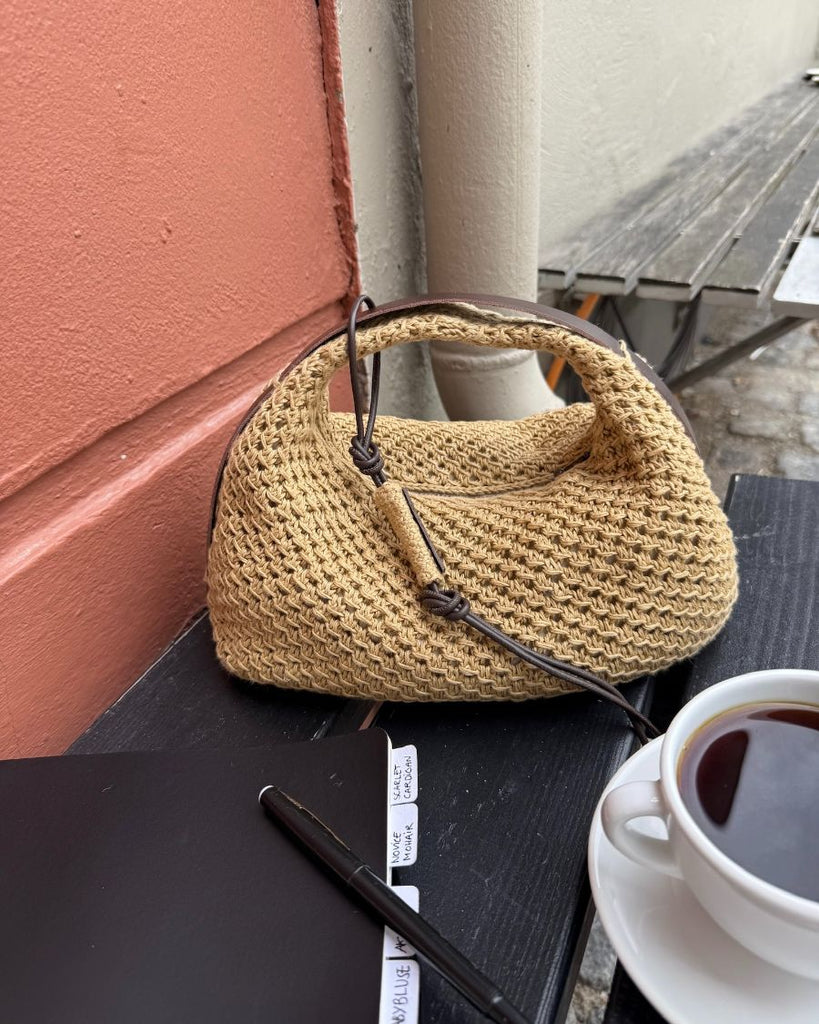 Stor, lysebrun Juno Bag på bænk