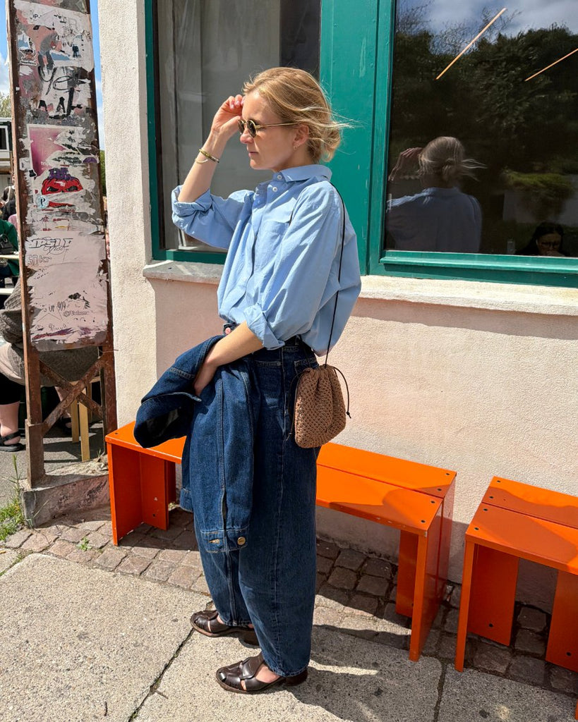 Kvinde med brun Juno Satchel over skulderen