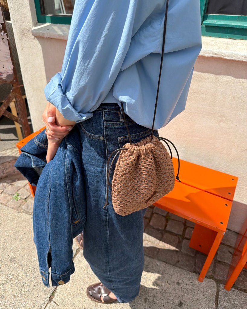 Kvinde med brun Juno Satchel over skulderen