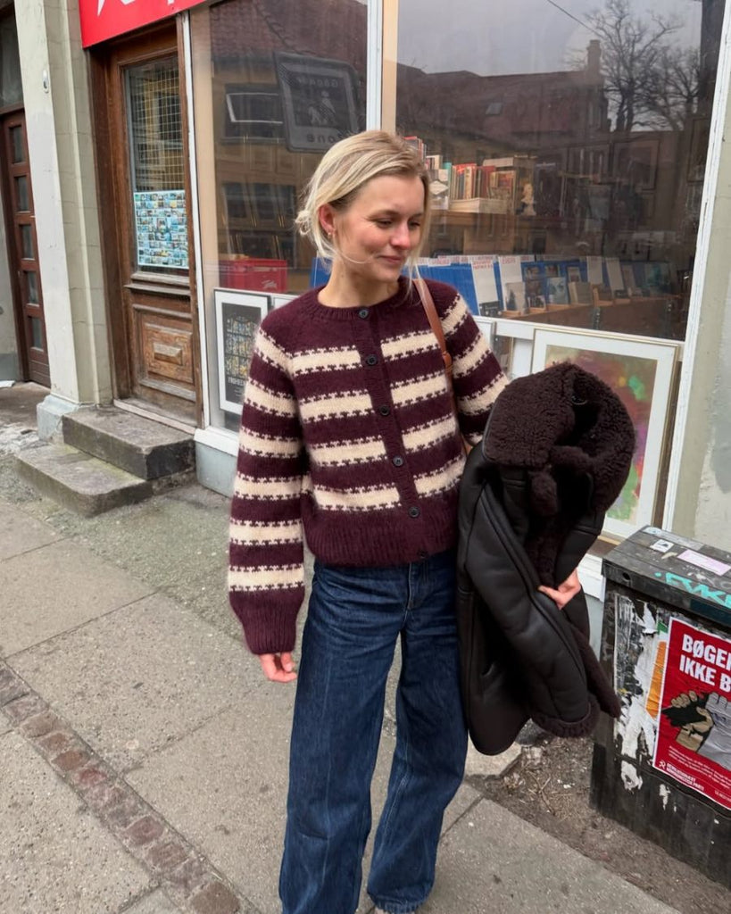 Kvinde iført bordeaux og hvide Key Cardigan