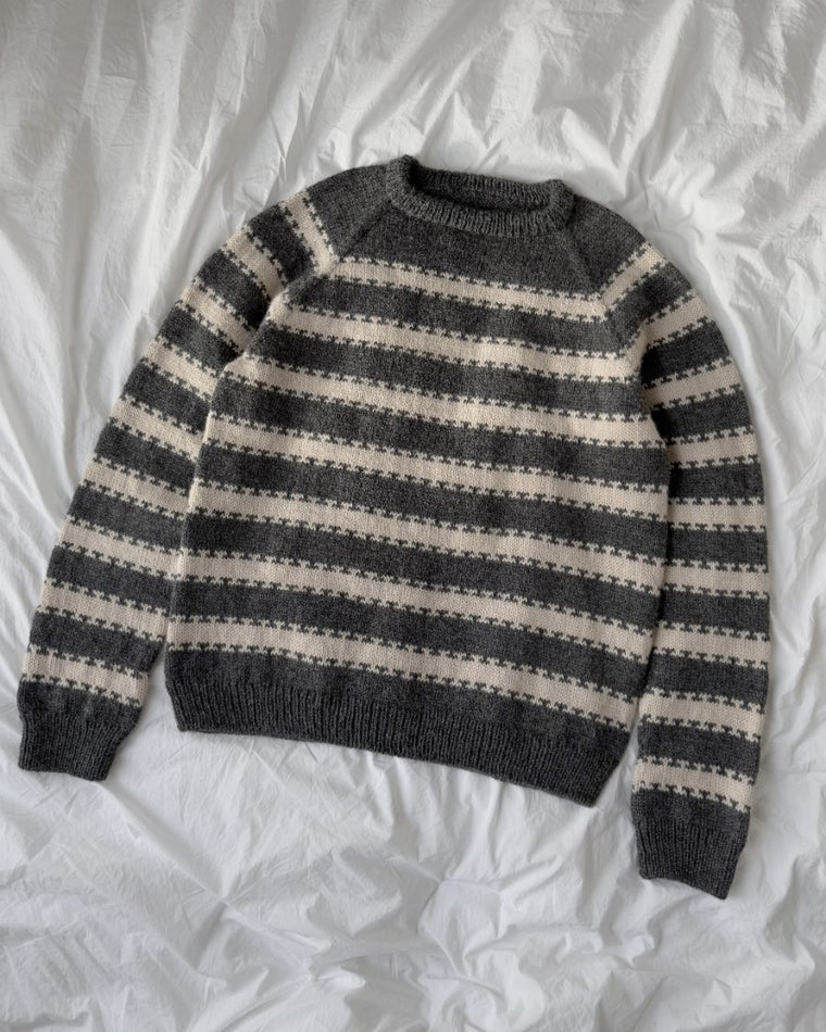 Mand iført hvid og grå Key Sweater Man