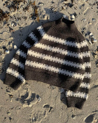 Liggebillede af brun og hvid Key Sweater