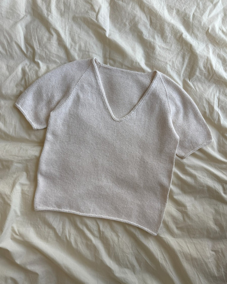 Liggebillede af hvid Kumulus Tee strikket i Pure Silk