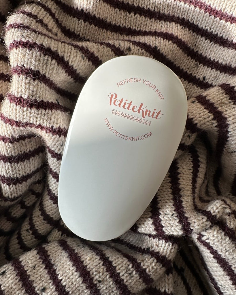 PetiteKnit Lint Remover på stribet strik