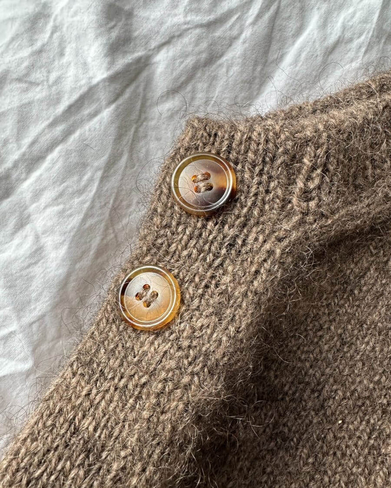 Eva cardigan junior med 4 knapper i galalit  på 20 mm
