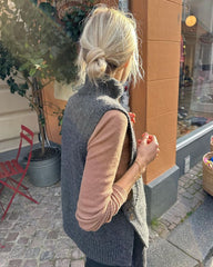 Kvinde iført grå Lulu Slipover