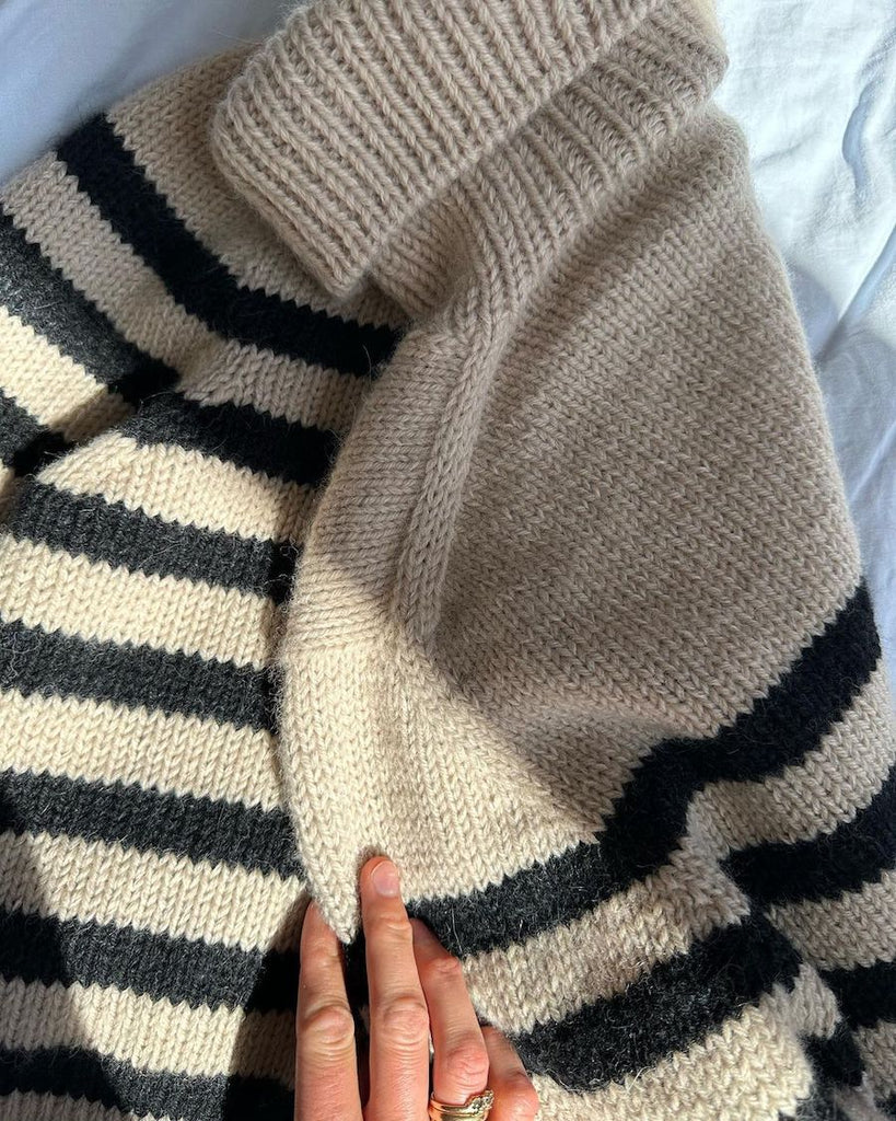 Detaljebillede af hvid og sort Lyon Sweater - Chunky Edition