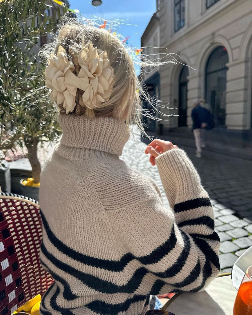 Kvinde iført hvid og sort Lyon Sweater - Chunky Edition