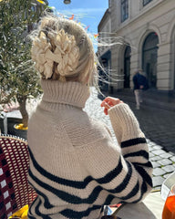 Kvinde iført hvid og sort Lyon Sweater - Chunky Edition