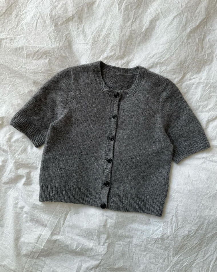 Kvinde iført grå Maggie Cardigan