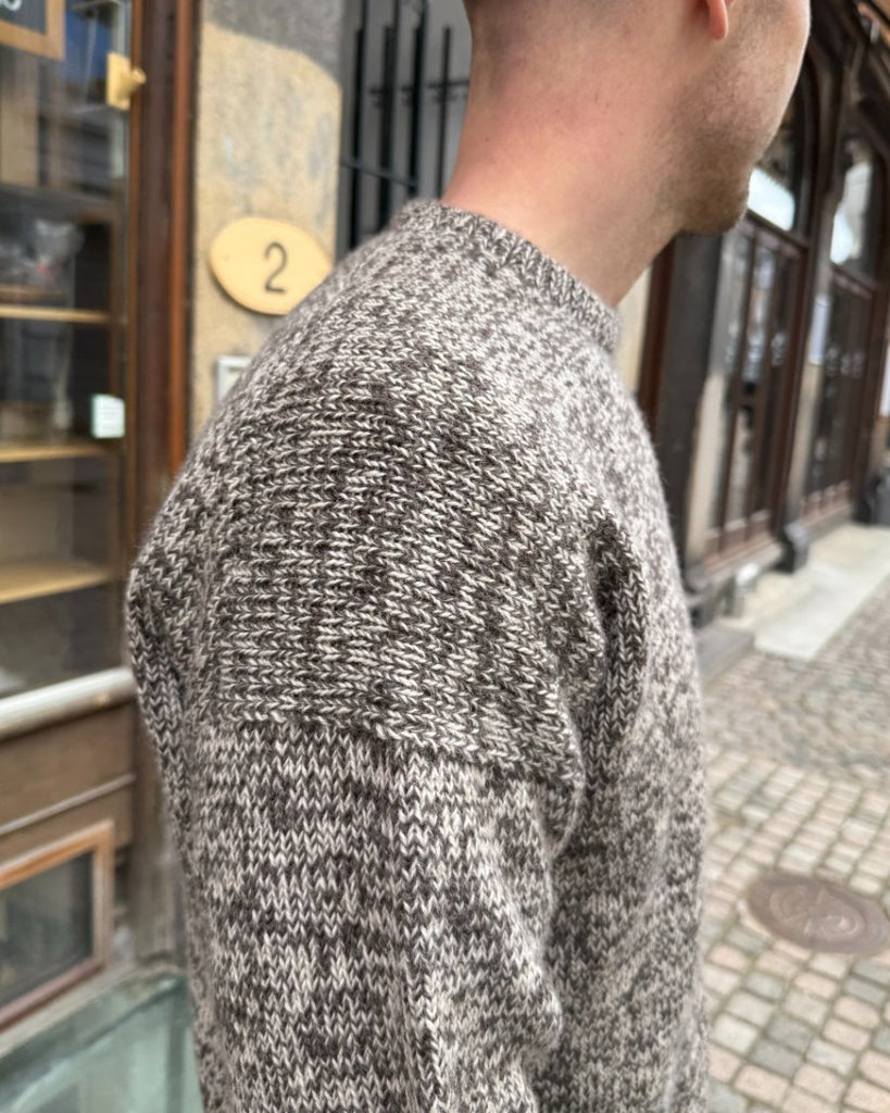 Skulderdetalje på brun og hvid Melange Sweater Man