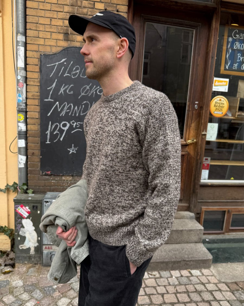 Mand iført brun og hvid Melange Sweater Man