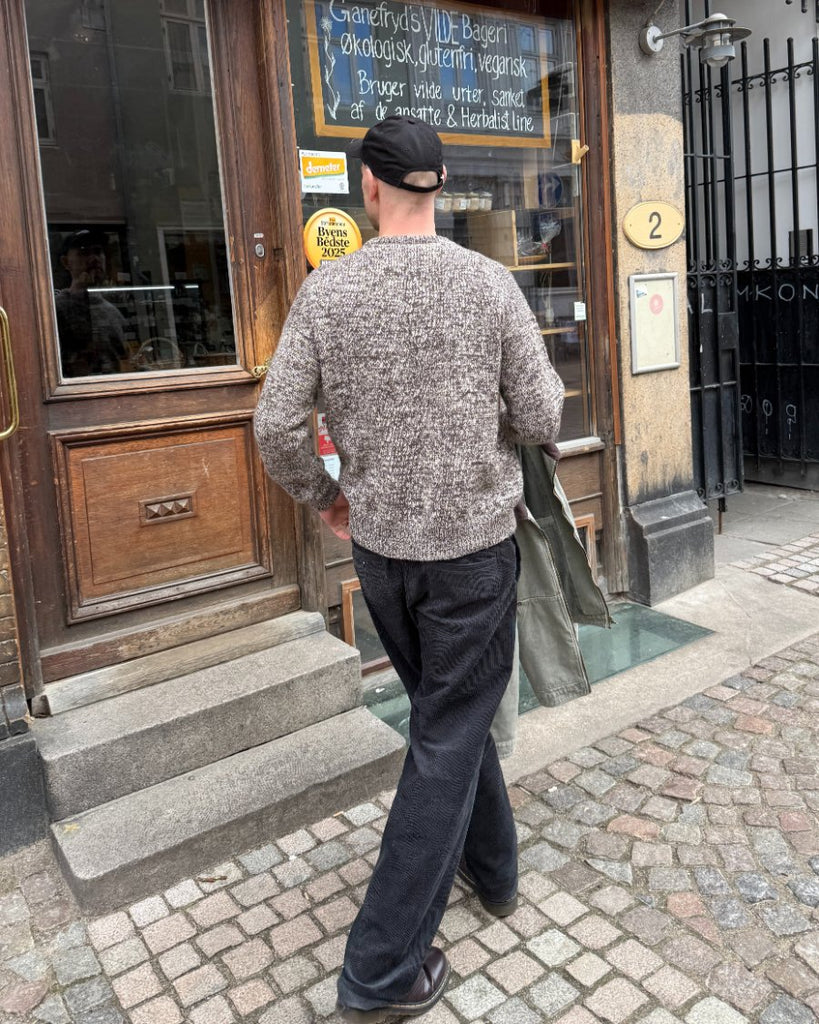 Mand iført brun og hvid Melange Sweater Man set bagfra