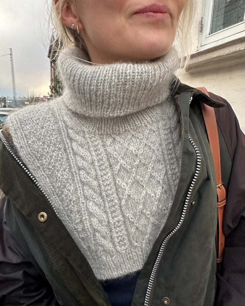 Kvinde iført lysegrå Moby Neck