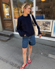 Kvinde iført blå Moby Sweater