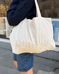 Kvinde med PetiteKnit Signature Shopper over skulderen