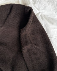 Brun Niels Sweater liggende med skulderen i fokus