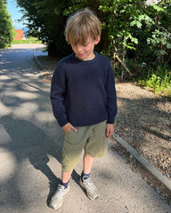 Dreng iført blå Niels Sweater Junior