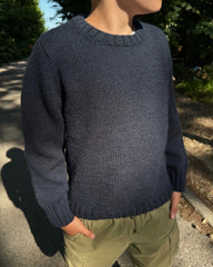 Dreng iført blå Niels Sweater Junior