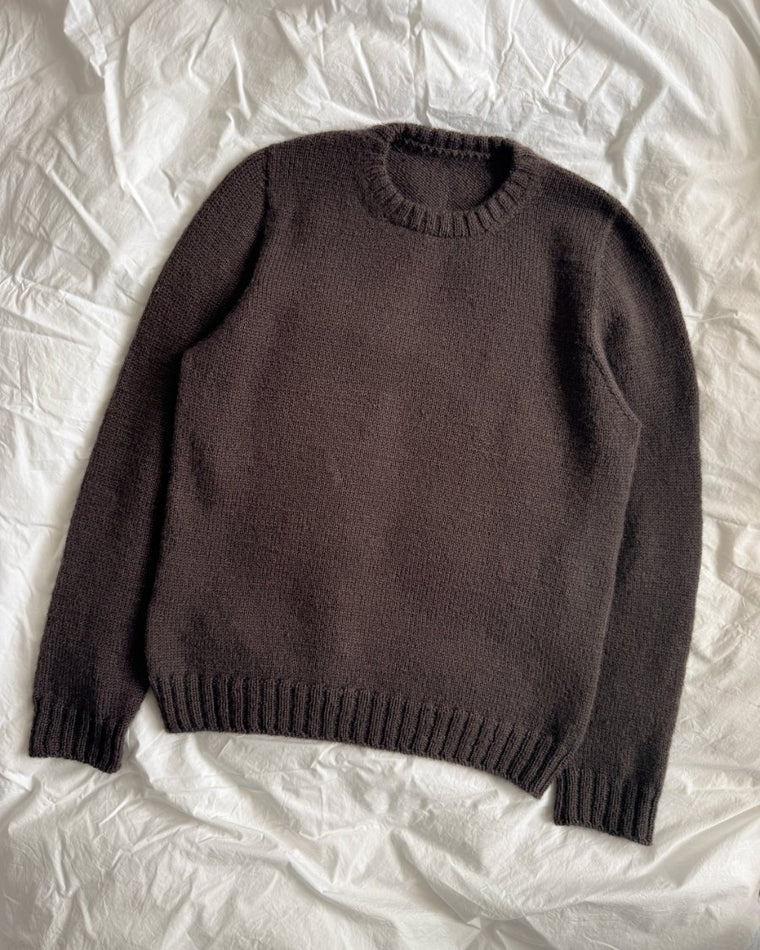 Brun Niels Sweater liggende med skulderen i fokus