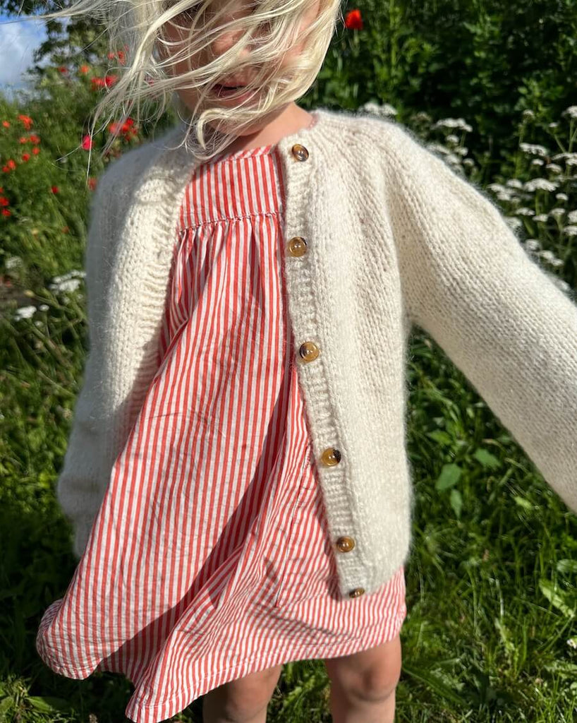 Novice cardigan junior chunky med 6 mørke galalit knapper