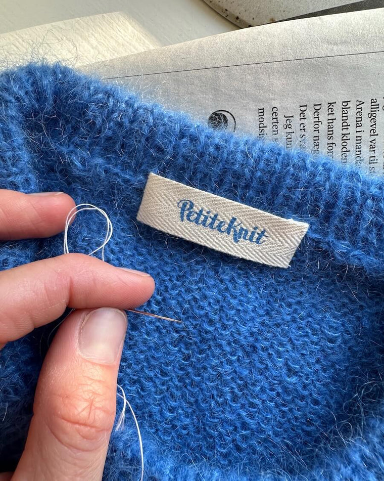 5 pak petiteknit labels i electric blue farve