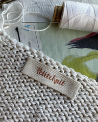 Petiteknit label i farven biscuit 