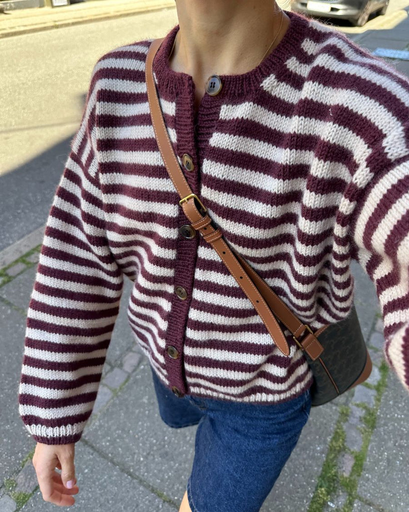 Kvinde iført bordeaux og hvidstribet Olga Jacket 
