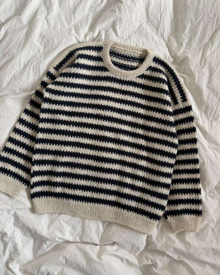 Skulderdetalje på hvid og blå Otto Sweater Man