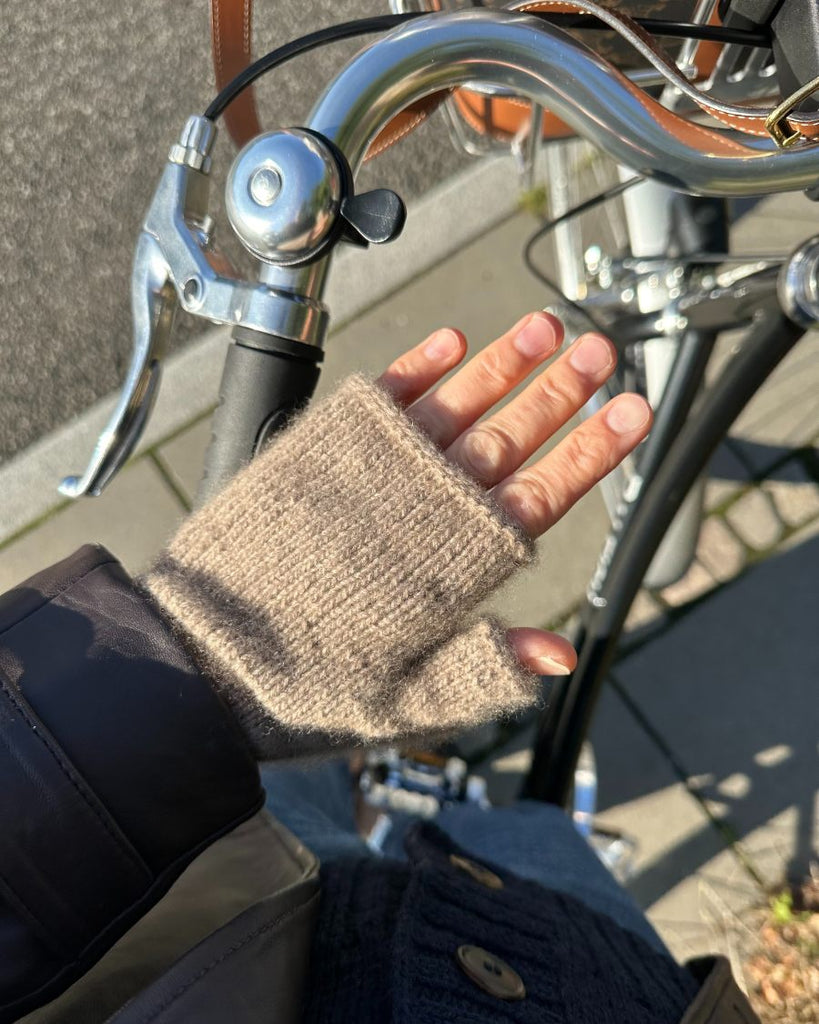 Hånd med brune Penny Glove