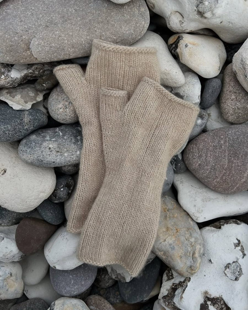 Beige Penny Gloves på sten