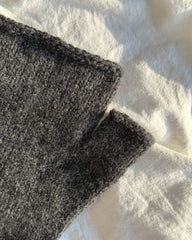 Closeup af tommel af aflukning på mørkegrå Penny Gloves