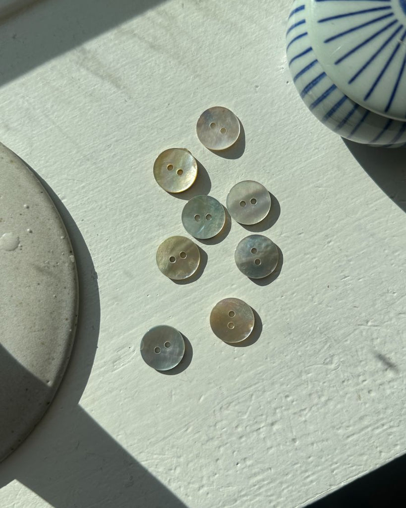 Perlemorsknaper Ø15 mm i en vindueskarm