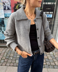 Kvinde iført lysegrå Petra Jacket