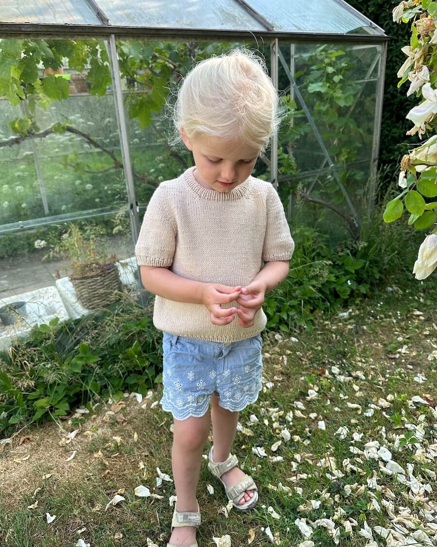 Pige iført beige Poppy Tee Junior