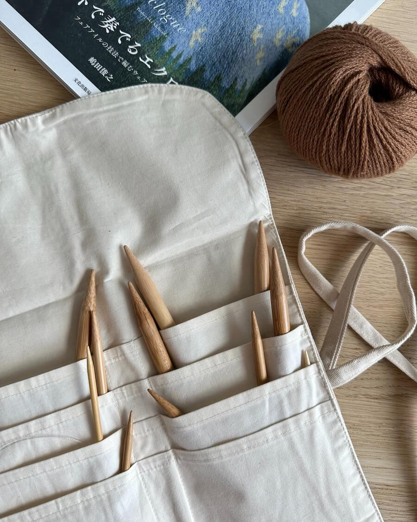 Nærbillede af Knitter's Needle Case pindeetui til rundpinde med strikkepinde i