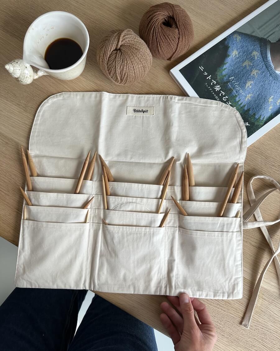 Knitter's Needle Case pindeetui til rundpinde med strikkepinde liggende åben