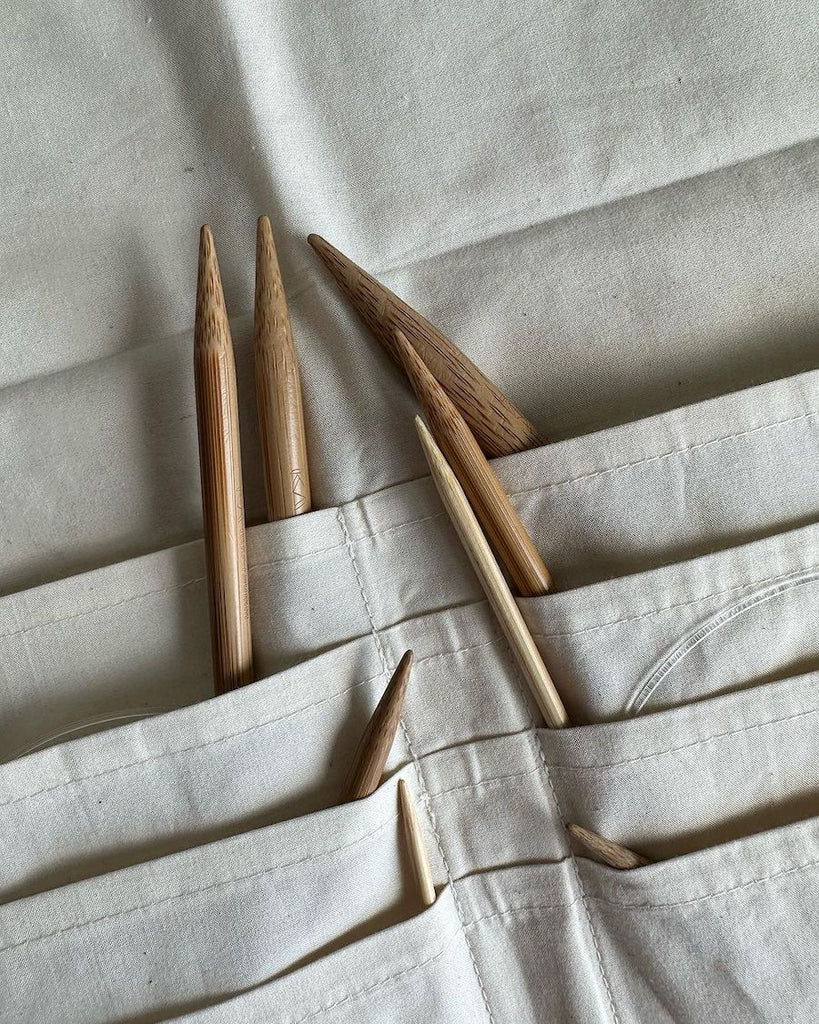 Nærbillede af lommer i Knitter's Needle Case pindeetui til rundpinde