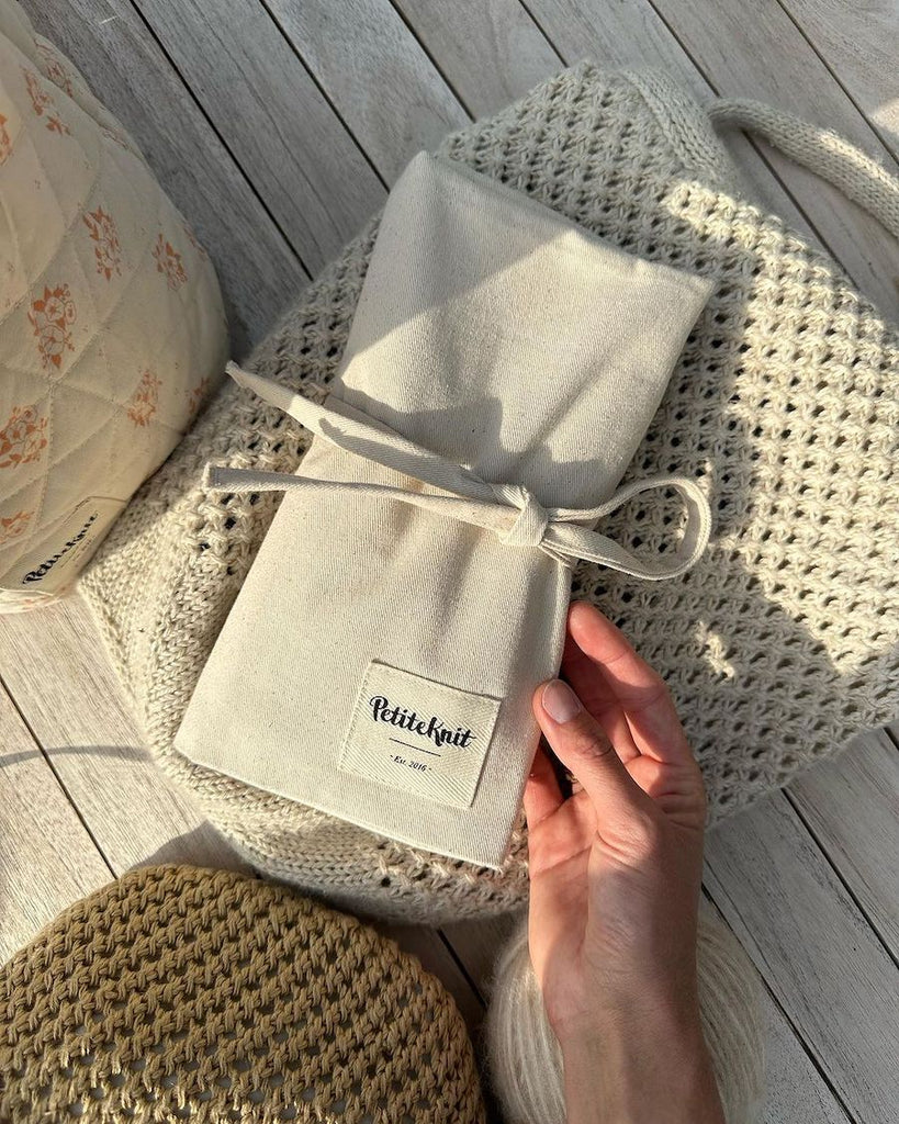 Knitter's Needle Case pindeetui til rundpinde foldet sammen liggende
